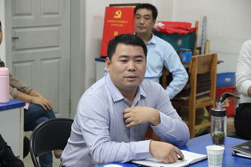 公司党委副书记陈向波主持恳谈会